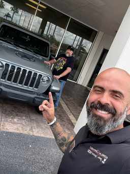 Cliente satisfeito com a compra do carro nos EUA, ao lado do David